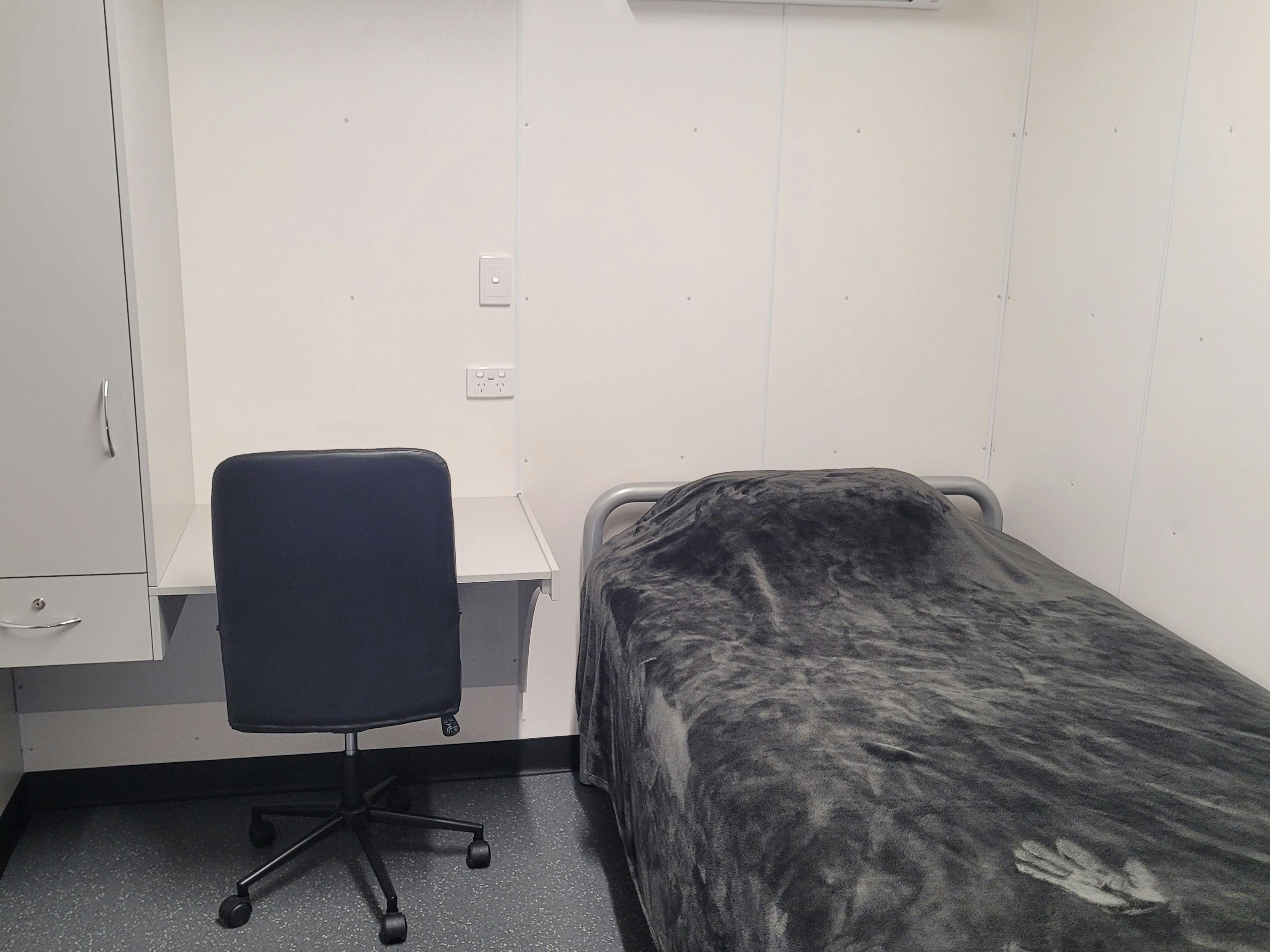 Normanton Accommodation King Single Bed Large work desk